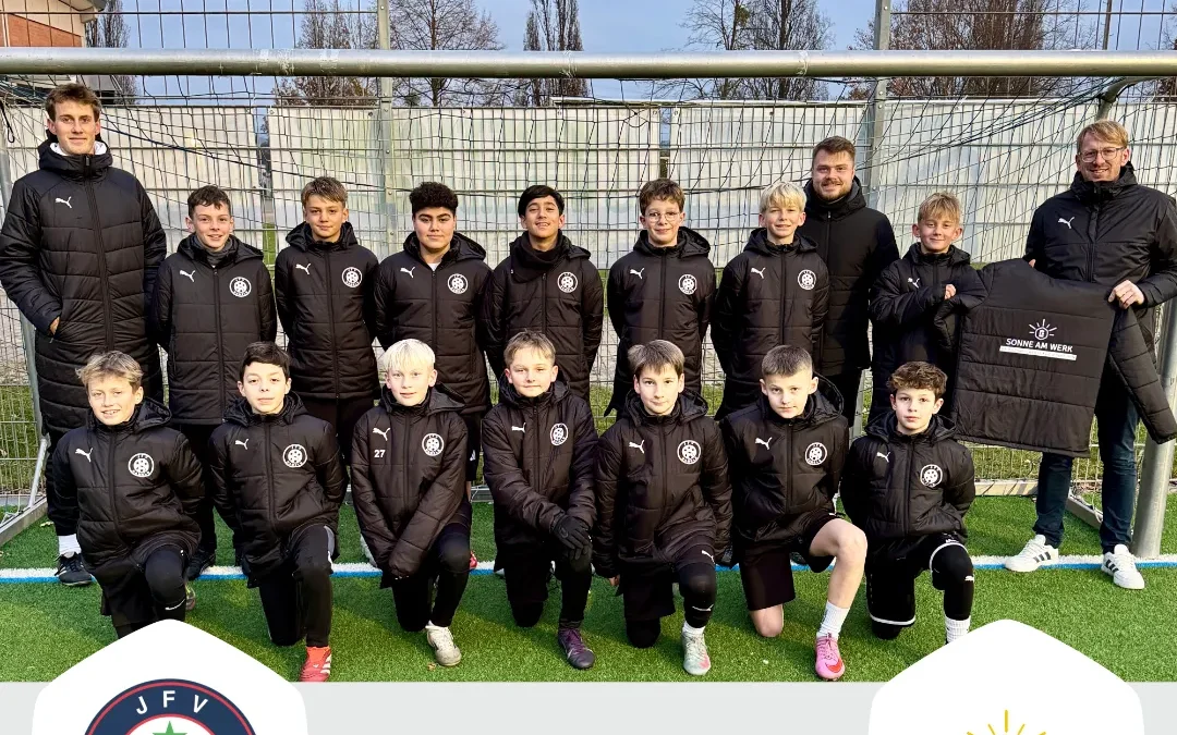 Sonne am Werk unterstützt die JFV Hameln U13 mit neuen Winterjacken